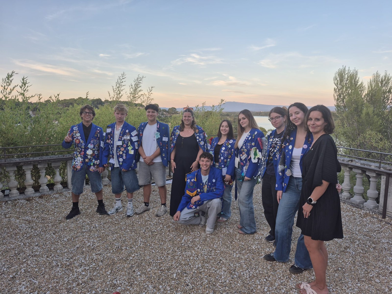 Les Rotex du district 1760 en blazers, au coucher du soleil avec vue sur le Rhône et le Mont Ventoux